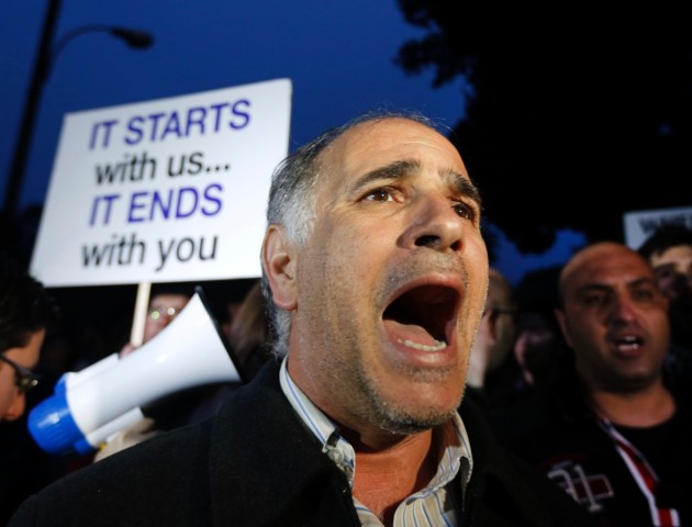 Scene delle proteste seguite al prelievo forzoso a Cipro